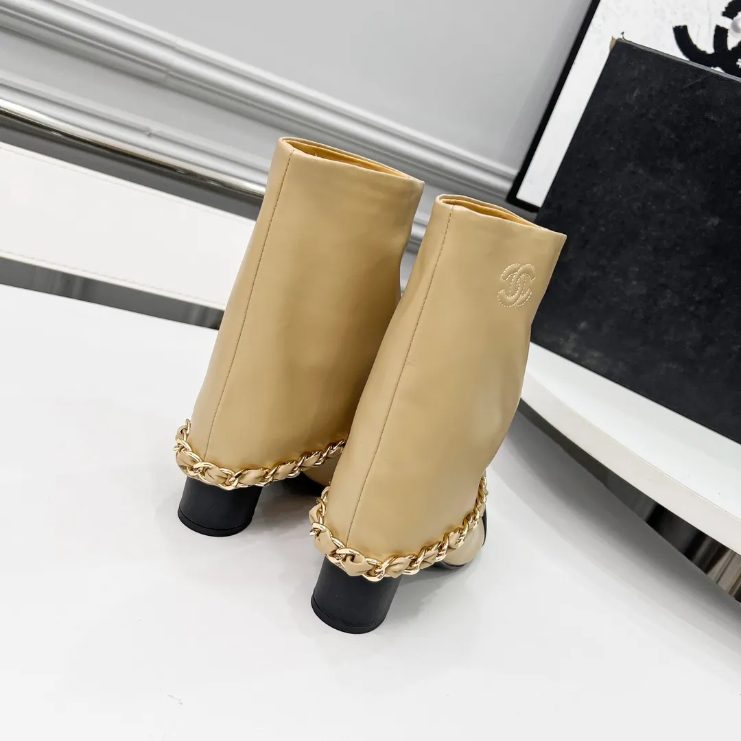 👟👟Ex-factory price 980👟👟 High version of Chanel CHANEL, 🌞🌞🌞Xiaoxiang’s latest boots for autumn and winter 2025, a must-have item for this autumn and winter! ! Ms. Chanel loves simple yet irresistible combinations to show her unique style. Mix and match freely to shine⚡Follow Grandma’s fashion steps! ! ! The top-notch craftsmanship and texture are perfectly presented. No matter any details, you can compare them with the counters. The best quality products can be entered and exited from the counters at will! ! ❶Material: imported cowhide ❷Inner lining: cowhide lining ❸Feet: cowhide lining ❹Outsole: original Italian leather outsole ❺Heel height: 5.5cm ❻Boot shaft height: 8 inches ❼Number: 35-40 (40 and 41 are customized and cannot be returned)